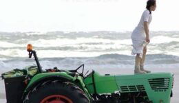 het meisje en de tractor