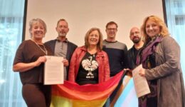 wethouder Jongman en fractieleden Makken en Logtmeijer ontvangen het Regenboog Manifest uit handen van het bestuur Regenboog Steenwijkerland