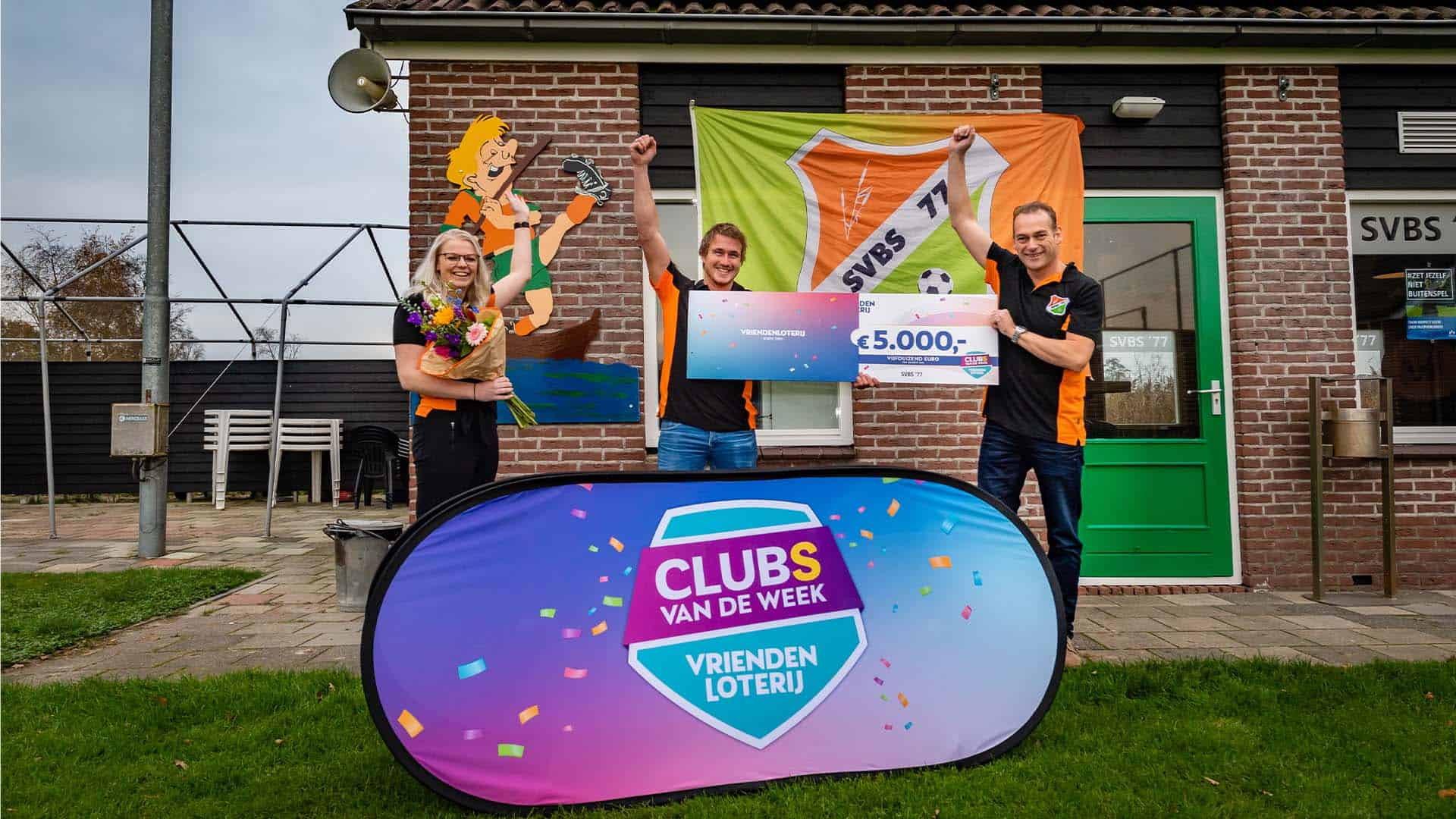 SVBS-77-ontvangt-een-cheque-van-5.000-euro-van-de-VriendenLoterij