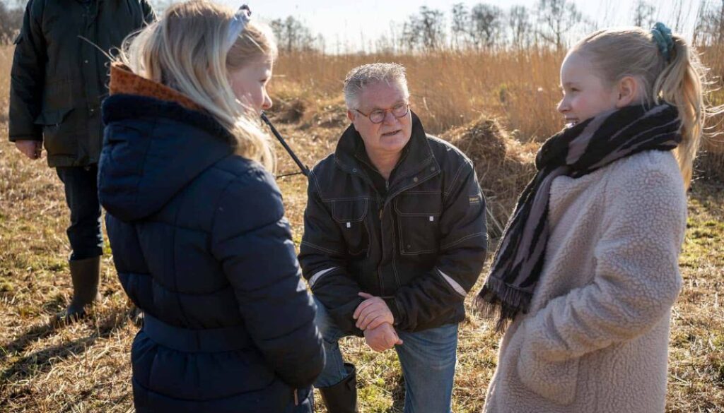 Excursie Rietland Wethouder Marcel Scheringa luistert naar leerlingen Credits Annelies Mol Komvoor
