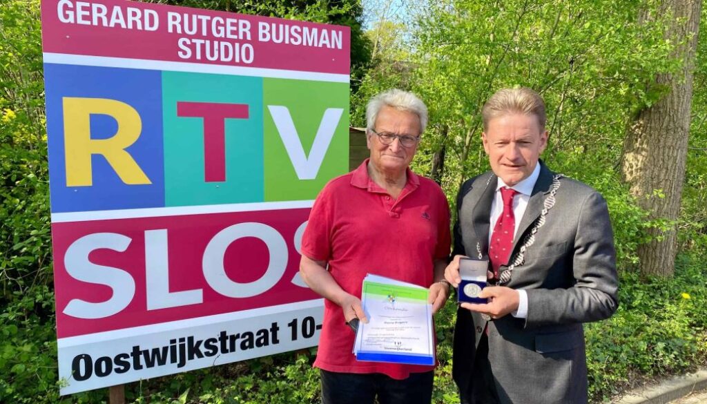 Hans Bogers ontvangt erepenning Steenwijkerland, door burgemeester Rob Bats © RTV SLOS