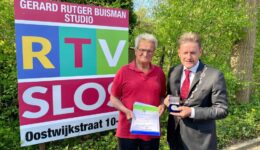 Hans Bogers ontvangt erepenning Steenwijkerland, door burgemeester Rob Bats © RTV SLOS