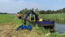 Afvoer met kraanschip Foto Nationaal Park Weeribben Wieden