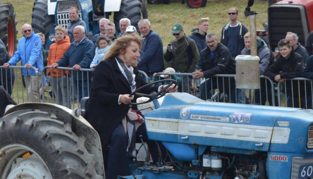 Wethouder Trijn Jongman op een Ford 5000