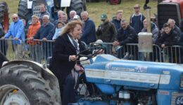 Wethouder Trijn Jongman op een Ford 5000