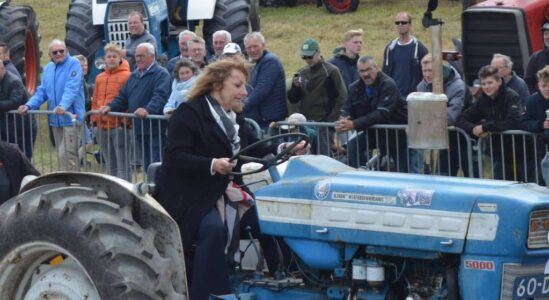 Wethouder Trijn Jongman op een Ford 5000