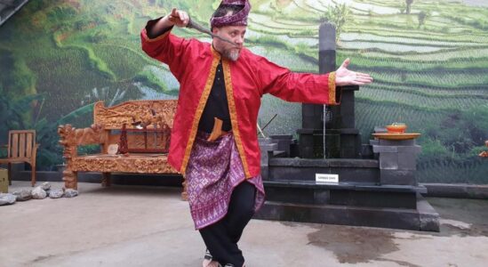 Dit weekend vindt de feestelijke afsluiting plaats van de expositie KERIS STORIES, die sinds februari in dierenpark Taman Indonesia in Kallenkote (Kop van Overijssel) te bewonderen is. Zaterdag 25 juni is er de Pasar Keris met lekker eten, live muziek, een Krissen-spreekuur en een Krissen-knutselworkshop voor kinderen. Zondag 26 juni vindt een bijzonder optreden plaats van de Balinese dansgroep Dwi Bhumi en een laatste Krissen-spreekuur. Zaterdag 25 juni Pasar Keris Zaterdag is bij Taman Indonesia de Pasar Keris, een ‘kumpulan’, gezellige bijeenkomst. De eigenaresse van het park, Marlisa Wareman, is enthousiast over het programma dat ze heeft weten samen te stellen: “Er zijn gezellige kraampjes met souvenirs en een Indonesische pasar zonder lekker eten is natuurlijk geen pasar. Daarom komt op zaterdag 25 juni chefkok Stanly Rutten van Rumah Rasa uit Harderwijk weer bij ons op het terras koken. Hij maakt dit keer heerlijke, traditionele Nasi Kuning met visballetjes. En natuurlijk saté! Bezoekers kunnen van tevoren tegelijk met hun tickets hun maaltijd via onze website al reserveren. Verder is het extra feestelijk met de live-muziek van de band Reggie & Friends”. Voor de kinderen is er ook een leuke extra activiteit, namelijk ‘Maak je eigen kris van hout’ door Tjeerd Lighthart. “Vorige keren is al gebleken dat hier prachtige creaties uit voortkomen”, vertelt Wareman. Tevens kun je op de pasar keris je eigen keris meenemen om te laten zien aan de kenner tijdens het Krissen Spreekuur. Zondag 26 juni Balinese dansgroep “Speciaal ter afsluiting van de krissen-tentoonstelling komt op zondag de Balinese dansgroep Dwi Bhumi in ons park de ‘Keris Dans’ uitvoeren. Ik verheug me al op hun dans met dit magische attribuut”, zegt Marlisa Wareman. Dwi Bhumi is een Indonesische dansgroep uit de randstad, gespecialiseerd in traditionele dansen. Deze keer zullen ze een dans met de kris uitvoeren, nog niet eerder vertoond in het park. Krissen Spreekuur “Dit weekend houden we ook voor de laatste keren ons Krissen Spreekuur. Zaterdag van 13.00 uur tot 16.00 uur en zondag van 12.00 uur tot 16.00 uur. Tijdens de expo KERIS STORIES is er al een aantal keren een Krissen Spreekuur geweest. Hierbij kun je je eigen kris aan een krissen-expert laten zien en ontdekken waar deze vandaan komt, uit welke periode en misschien een stukje van het verhaal achter de kris!”, legt Wareman uit. Heb je zelf een Kris? Wil je ook jouw Kris laten zien tijdens het Krissen Spreekuur en er meer over ontdekken? Mail dan 2 foto's van je Kris (voor- en zijkant) naar info@taman-indonesia.nl en bezoek het park op 25 of 26 juni. Expo KERIS STORIES In de tentoonstelling KERIS STORIES, die dus alleen nog tot en met dit weekend te bezichtigen is, maak je een reis langs verhalen over de kris, een geheimzinnige Indonesische dolk. De krissen die te zien zijn in de expo, komen van families en verzamelaars. Sommige krissen zijn meer dan vijfhonderd jaar oud. Wareman is blij dat Taman Indonesia deze mocht tonen, omdat de krissen vaak een bijzondere plaats innemen in het leven van de eigenaar en niet zomaar worden uitgeleend. Zo is de ‘kris pusaka’ van de legendarische Indo-rocker Harry Koster opgenomen in de tentoonstelling. Hoewel de kris voornamelijk door mannen wordt gemaakt en doorgegeven van vader op zoon, is er in de expo ook aandacht voor de dameskris en de vrouwelijke ‘empu’, de maker van de kris. Deze empu is niet alleen een smid, maar vooral ook een spirituele werker die de mystieke energie aan de kris verbindt. Keris Stories is het tweede deel van het langlopende culturele programma Een Reis langs Indische Pusaka’s, dat door Taman Indonesia is geïnitieerd met het doel bezoekers te betrekken bij het vertellen van de Indische familieverhalen. Met Een Reis langs Indische Pusaka’s wil Taman Indonesia het bewustzijn onder de bezoekers over hun eigen Indische/Molukse identiteit versterken, en hen stimuleren om hier thuis in familieverband over verder te praten. Door tentoonstellingen en publieksprogramma’s willen het dierenpark het Indisch cultureel erfgoed doorgeven, en bekendheid generen rondom de geschiedenis van Indische Pusaka’s bij het Nederlandse publiek. Volgend jaar volgt het derde deel van het programma: de tentoonstelling Batik Stories .
