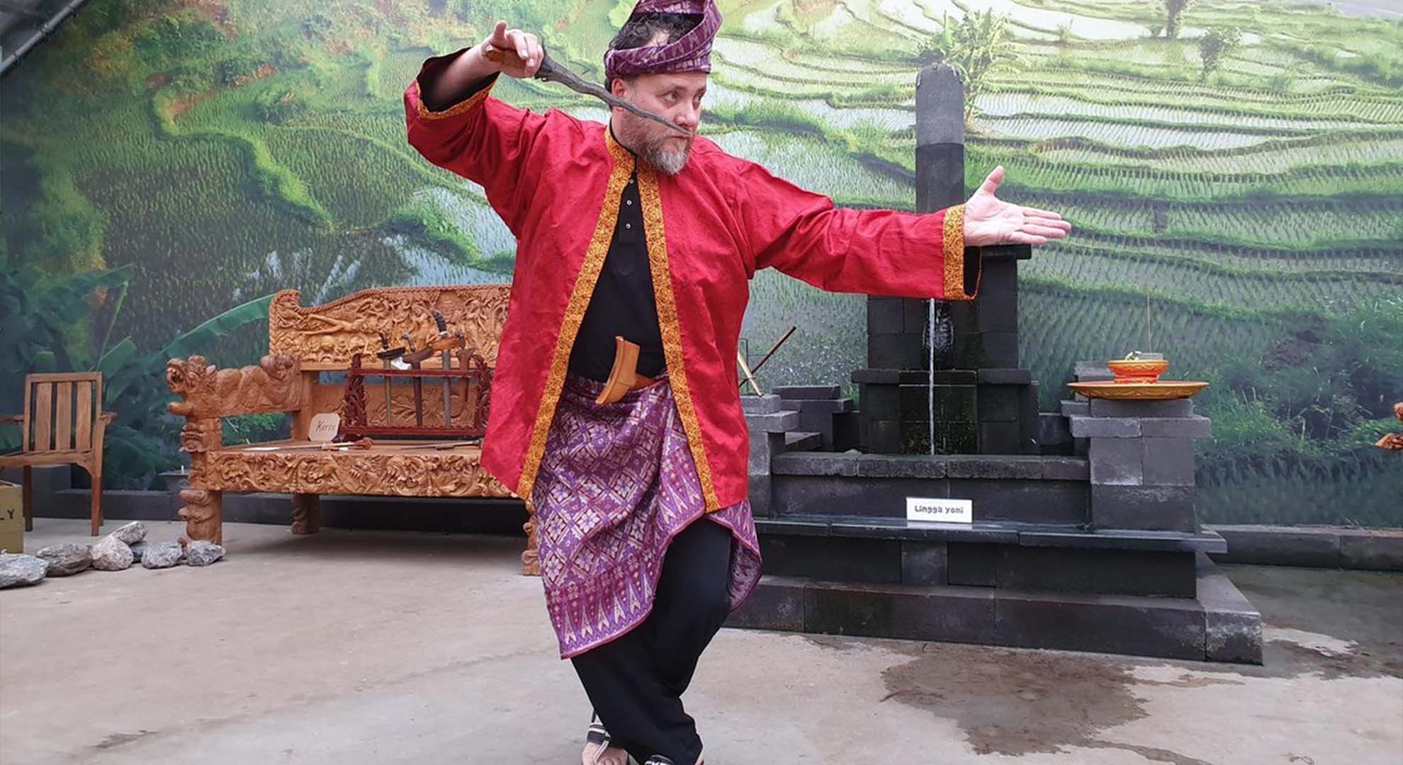 Dit weekend vindt de feestelijke afsluiting plaats van de expositie KERIS STORIES, die sinds februari in dierenpark Taman Indonesia in Kallenkote (Kop van Overijssel) te bewonderen is. Zaterdag 25 juni is er de Pasar Keris met lekker eten, live muziek, een Krissen-spreekuur en een Krissen-knutselworkshop voor kinderen. Zondag 26 juni vindt een bijzonder optreden plaats van de Balinese dansgroep Dwi Bhumi en een laatste Krissen-spreekuur. Zaterdag 25 juni Pasar Keris Zaterdag is bij Taman Indonesia de Pasar Keris, een ‘kumpulan’, gezellige bijeenkomst. De eigenaresse van het park, Marlisa Wareman, is enthousiast over het programma dat ze heeft weten samen te stellen: “Er zijn gezellige kraampjes met souvenirs en een Indonesische pasar zonder lekker eten is natuurlijk geen pasar. Daarom komt op zaterdag 25 juni chefkok Stanly Rutten van Rumah Rasa uit Harderwijk weer bij ons op het terras koken. Hij maakt dit keer heerlijke, traditionele Nasi Kuning met visballetjes. En natuurlijk saté! Bezoekers kunnen van tevoren tegelijk met hun tickets hun maaltijd via onze website al reserveren. Verder is het extra feestelijk met de live-muziek van de band Reggie & Friends”. Voor de kinderen is er ook een leuke extra activiteit, namelijk ‘Maak je eigen kris van hout’ door Tjeerd Lighthart. “Vorige keren is al gebleken dat hier prachtige creaties uit voortkomen”, vertelt Wareman. Tevens kun je op de pasar keris je eigen keris meenemen om te laten zien aan de kenner tijdens het Krissen Spreekuur. Zondag 26 juni Balinese dansgroep “Speciaal ter afsluiting van de krissen-tentoonstelling komt op zondag de Balinese dansgroep Dwi Bhumi in ons park de ‘Keris Dans’ uitvoeren. Ik verheug me al op hun dans met dit magische attribuut”, zegt Marlisa Wareman. Dwi Bhumi is een Indonesische dansgroep uit de randstad, gespecialiseerd in traditionele dansen. Deze keer zullen ze een dans met de kris uitvoeren, nog niet eerder vertoond in het park. Krissen Spreekuur “Dit weekend houden we ook voor de laatste keren ons Krissen Spreekuur. Zaterdag van 13.00 uur tot 16.00 uur en zondag van 12.00 uur tot 16.00 uur. Tijdens de expo KERIS STORIES is er al een aantal keren een Krissen Spreekuur geweest. Hierbij kun je je eigen kris aan een krissen-expert laten zien en ontdekken waar deze vandaan komt, uit welke periode en misschien een stukje van het verhaal achter de kris!”, legt Wareman uit. Heb je zelf een Kris? Wil je ook jouw Kris laten zien tijdens het Krissen Spreekuur en er meer over ontdekken? Mail dan 2 foto's van je Kris (voor- en zijkant) naar info@taman-indonesia.nl en bezoek het park op 25 of 26 juni. Expo KERIS STORIES In de tentoonstelling KERIS STORIES, die dus alleen nog tot en met dit weekend te bezichtigen is, maak je een reis langs verhalen over de kris, een geheimzinnige Indonesische dolk. De krissen die te zien zijn in de expo, komen van families en verzamelaars. Sommige krissen zijn meer dan vijfhonderd jaar oud. Wareman is blij dat Taman Indonesia deze mocht tonen, omdat de krissen vaak een bijzondere plaats innemen in het leven van de eigenaar en niet zomaar worden uitgeleend. Zo is de ‘kris pusaka’ van de legendarische Indo-rocker Harry Koster opgenomen in de tentoonstelling. Hoewel de kris voornamelijk door mannen wordt gemaakt en doorgegeven van vader op zoon, is er in de expo ook aandacht voor de dameskris en de vrouwelijke ‘empu’, de maker van de kris. Deze empu is niet alleen een smid, maar vooral ook een spirituele werker die de mystieke energie aan de kris verbindt. Keris Stories is het tweede deel van het langlopende culturele programma Een Reis langs Indische Pusaka’s, dat door Taman Indonesia is geïnitieerd met het doel bezoekers te betrekken bij het vertellen van de Indische familieverhalen. Met Een Reis langs Indische Pusaka’s wil Taman Indonesia het bewustzijn onder de bezoekers over hun eigen Indische/Molukse identiteit versterken, en hen stimuleren om hier thuis in familieverband over verder te praten. Door tentoonstellingen en publieksprogramma’s willen het dierenpark het Indisch cultureel erfgoed doorgeven, en bekendheid generen rondom de geschiedenis van Indische Pusaka’s bij het Nederlandse publiek. Volgend jaar volgt het derde deel van het programma: de tentoonstelling Batik Stories .
