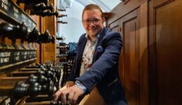 Op de foto: organist Minne Veldman (foto: Mirna Veldman)