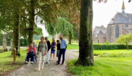 Zusters en oud-leerlingen van De Voorzienigheid volgen als eerste de route