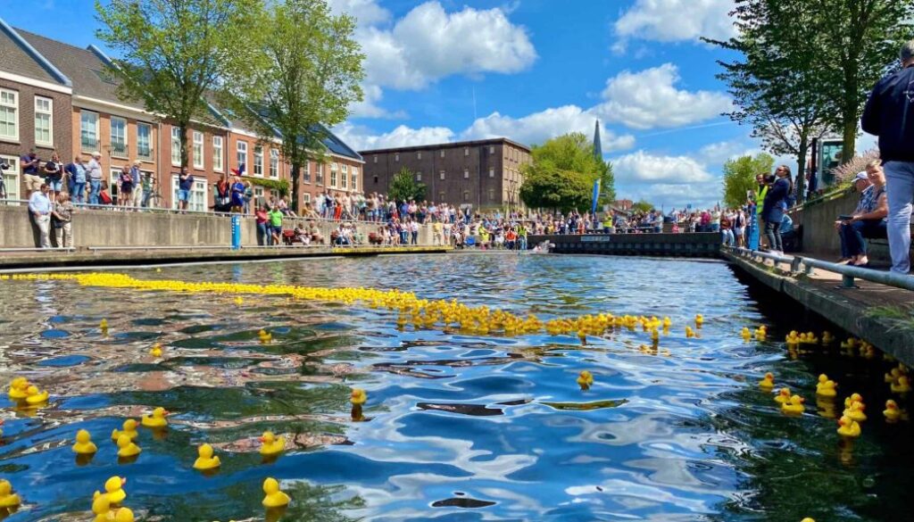 De eigenaar van het eendje dat als eerst de finish weet te bereiken, wint een elektrische fiets