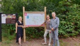 Links Willeke Keizer, rechts Rolf Halverhout en Arno Krediet (routebureau MarketingOost)