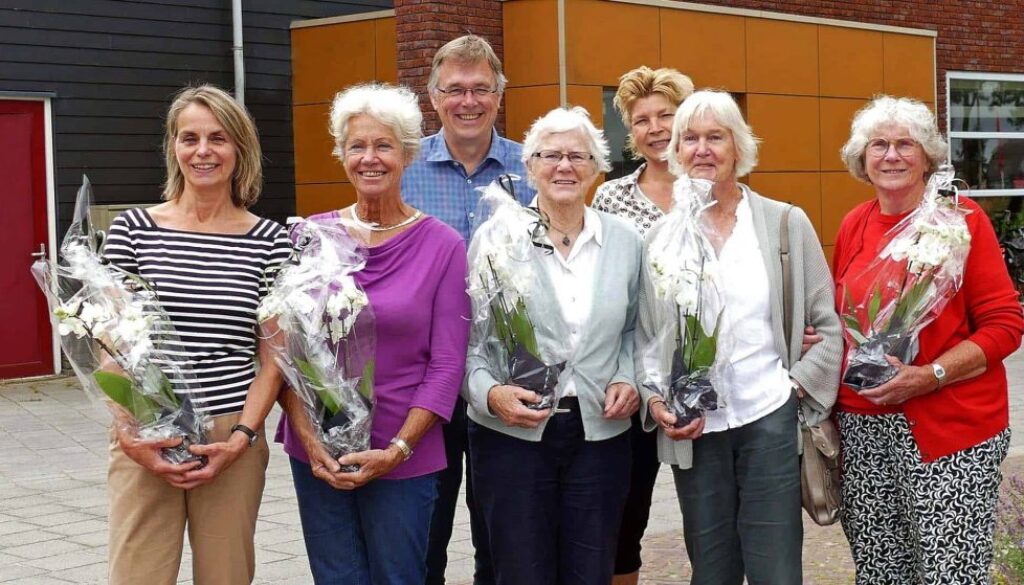 Vlnr: Katja Pronk, Thea Wisniewski, Feiko Jager (penningmeester Stichting Kulturhus), Carla van der Veen, Maureen Boer (manager Kulturhus Giethoorn), Mieke Hulshof en Alie Bakker