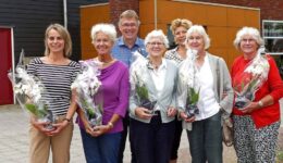 Vlnr: Katja Pronk, Thea Wisniewski, Feiko Jager (penningmeester Stichting Kulturhus), Carla van der Veen, Maureen Boer (manager Kulturhus Giethoorn), Mieke Hulshof en Alie Bakker