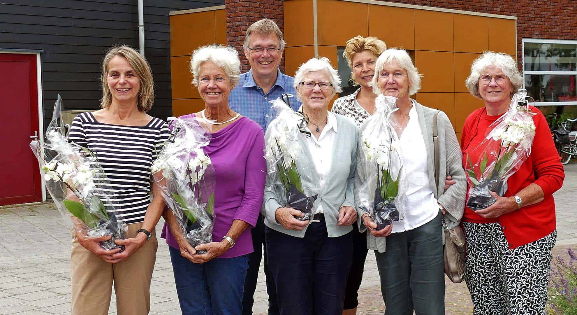 Vlnr: Katja Pronk, Thea Wisniewski, Feiko Jager (penningmeester Stichting Kulturhus), Carla van der Veen, Maureen Boer (manager Kulturhus Giethoorn), Mieke Hulshof en Alie Bakker