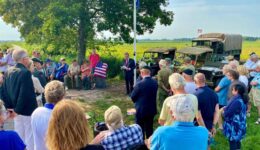 Veel belangstelling voor de onthulling van het monument langs het fietspad Thij -Gelderingen