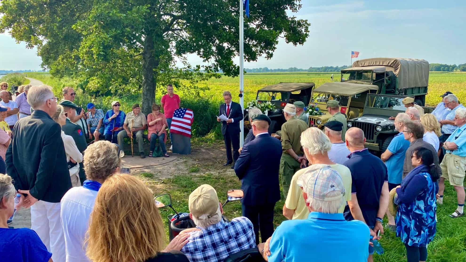 Veel belangstelling voor de onthulling van het monument langs het fietspad Thij -Gelderingen