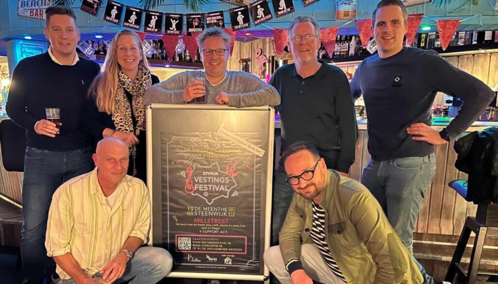 De organisatie van het VestingsFestival 2022 viert het behalen van de eerste mijlpaal van 750 verkochte kaarten. Bovenste rij, van links naar rechts: Arend Piest (TR93), Patricia Rose (De Boekanier), Niclas Pengel (RT93), Klaas Lassche (’t Pandje), Willem ter Schure (TR93) Onderste rij, van links naar rechts: Juan Marrozos (La Barca), Niels Lubbinge (TR93)