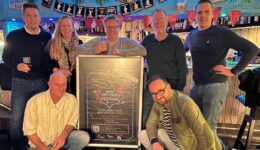 De organisatie van het VestingsFestival 2022 viert het behalen van de eerste mijlpaal van 750 verkochte kaarten. Bovenste rij, van links naar rechts: Arend Piest (TR93), Patricia Rose (De Boekanier), Niclas Pengel (RT93), Klaas Lassche (’t Pandje), Willem ter Schure (TR93) Onderste rij, van links naar rechts: Juan Marrozos (La Barca), Niels Lubbinge (TR93)