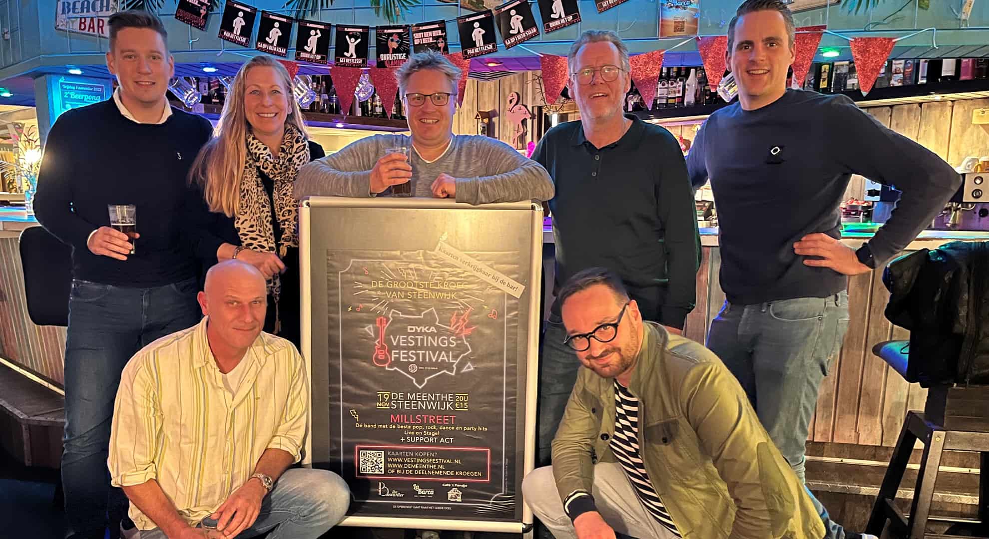 De organisatie van het VestingsFestival 2022 viert het behalen van de eerste mijlpaal van 750 verkochte kaarten. Bovenste rij, van links naar rechts: Arend Piest (TR93), Patricia Rose (De Boekanier), Niclas Pengel (RT93), Klaas Lassche (’t Pandje), Willem ter Schure (TR93) Onderste rij, van links naar rechts: Juan Marrozos (La Barca), Niels Lubbinge (TR93)