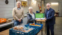 Overhandiging cheque aan Voedselbank