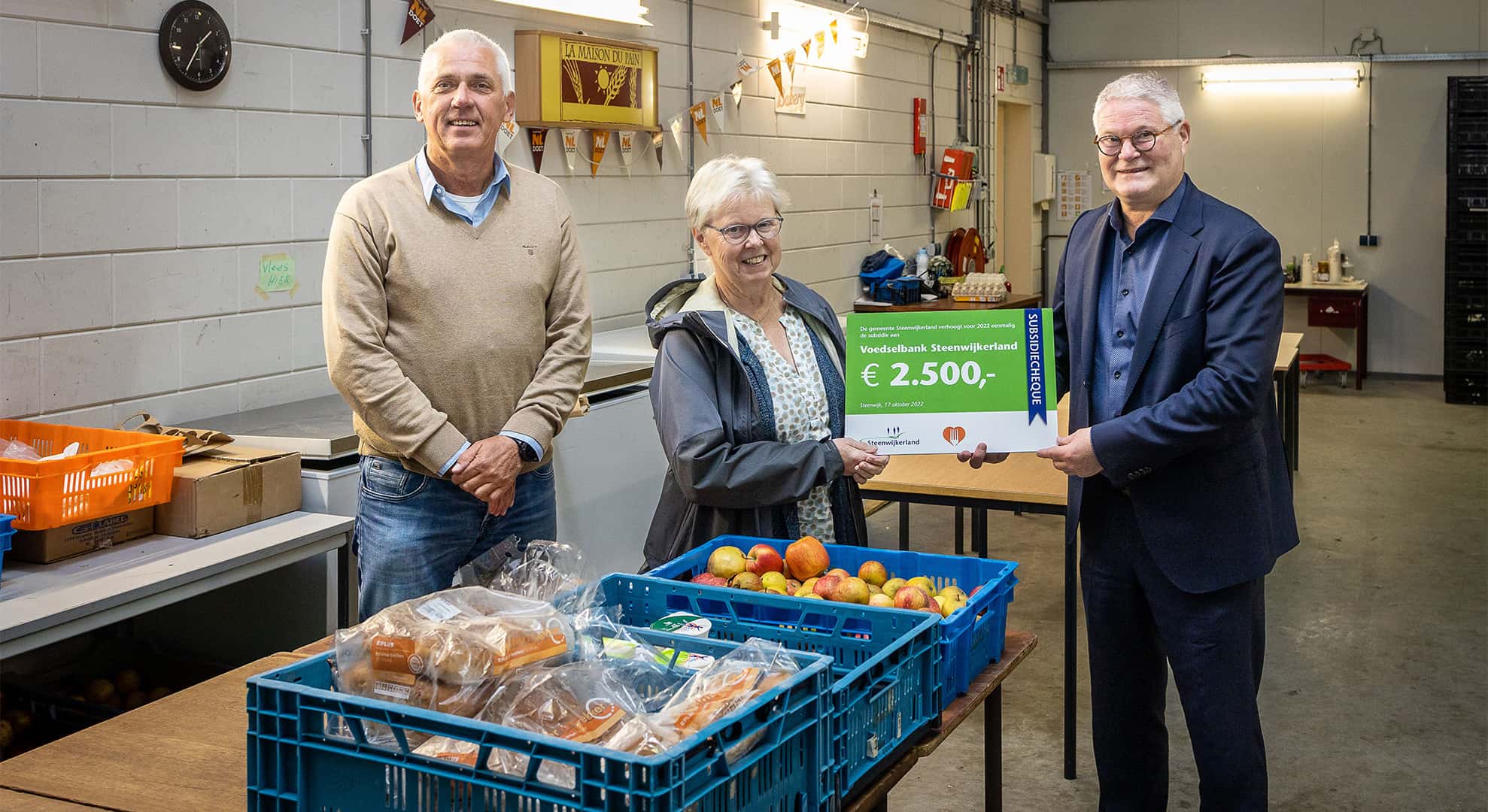 Overhandiging cheque aan Voedselbank
