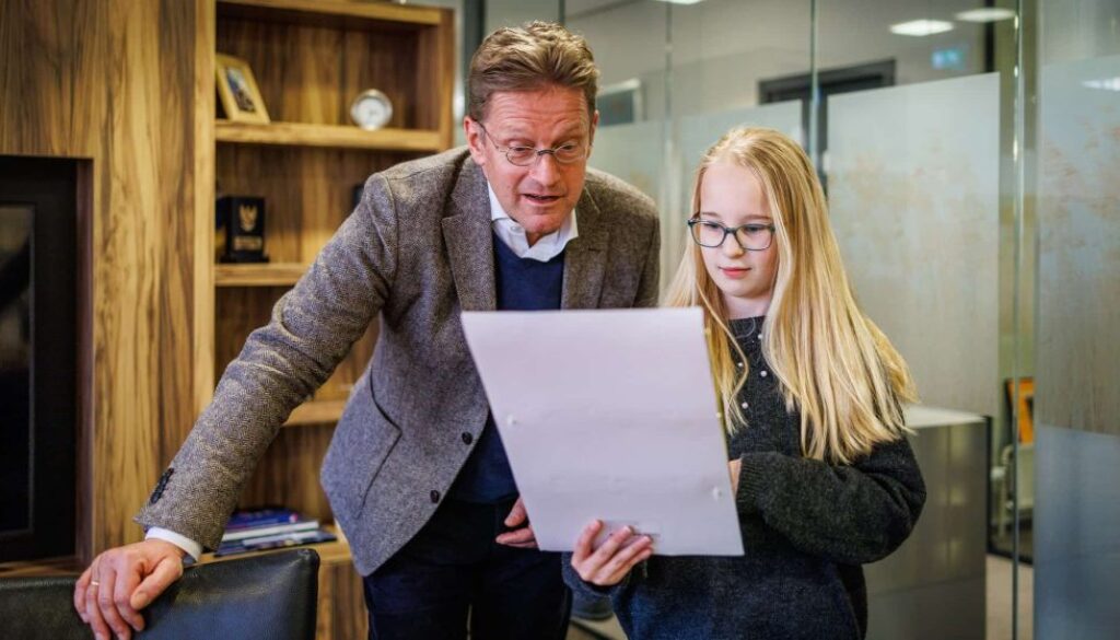 Steenwijk Kinderburgemeester neemt afscheid en krijgt oorkonde uit handen van de grote mensen burgemeester ©Gemeente Steenwijkerland/Wilbert Bijzitter