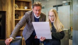 Steenwijk Kinderburgemeester neemt afscheid en krijgt oorkonde uit handen van de grote mensen burgemeester ©Gemeente Steenwijkerland/Wilbert Bijzitter