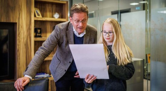 Steenwijk Kinderburgemeester neemt afscheid en krijgt oorkonde uit handen van de grote mensen burgemeester ©Gemeente Steenwijkerland/Wilbert Bijzitter