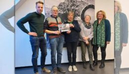 foto overhandiging cheque Riemkehuis