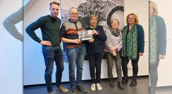 foto overhandiging cheque Riemkehuis