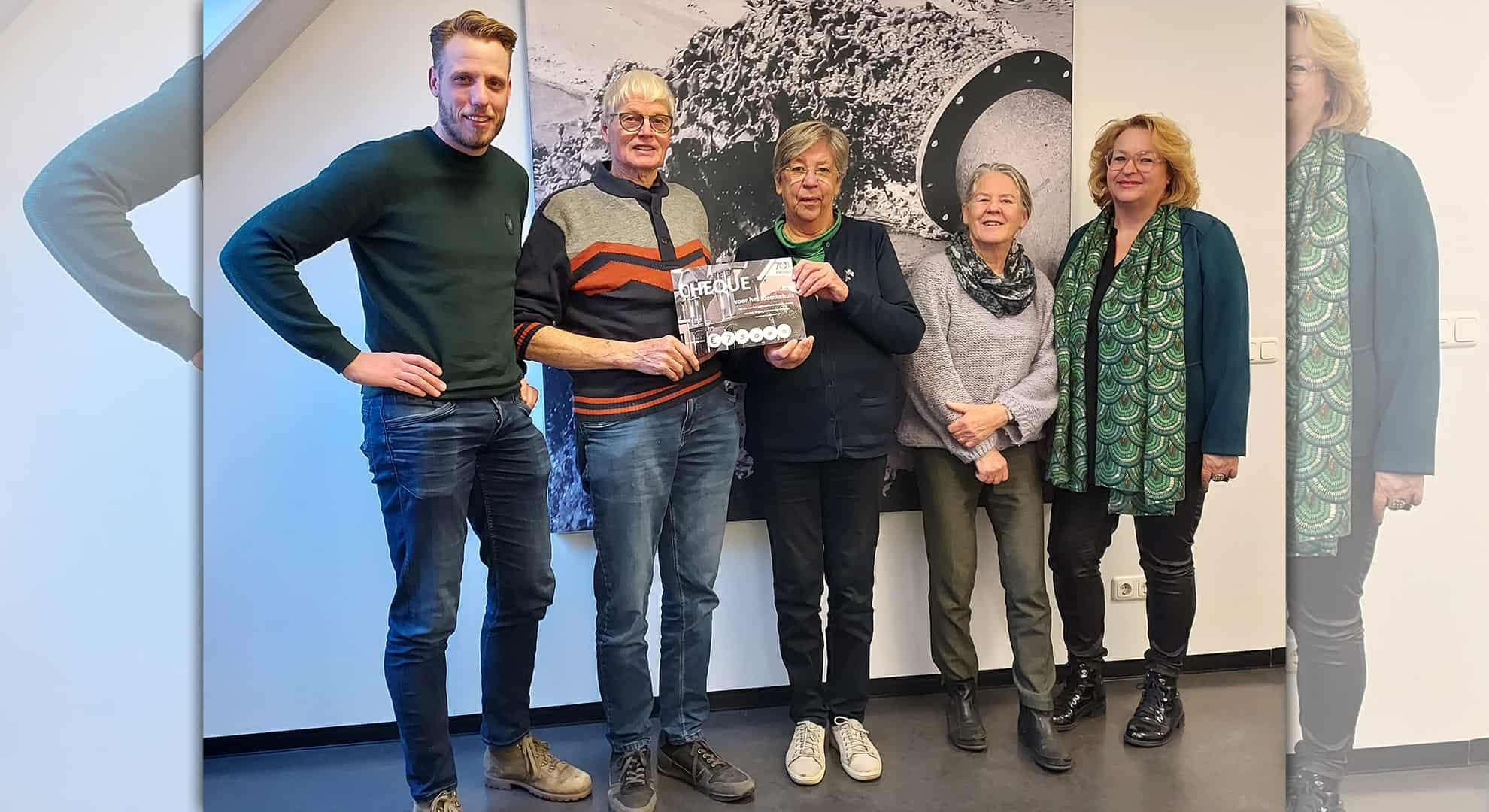 foto overhandiging cheque Riemkehuis