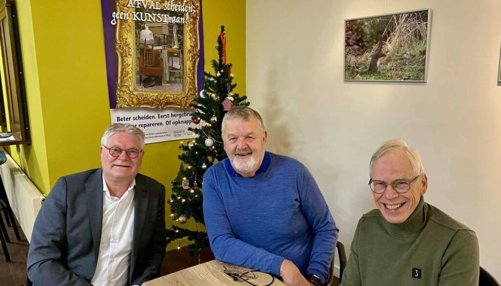 Op de foto vlnr: Wethouder Marcel Scheringa, Harry Renting, voorzitter van Stichting Duurzaamheid Steenwijkerland en John van de Poll, penningmeester van de stichting.