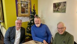 Op de foto vlnr: Wethouder Marcel Scheringa, Harry Renting, voorzitter van Stichting Duurzaamheid Steenwijkerland en John van de Poll, penningmeester van de stichting.