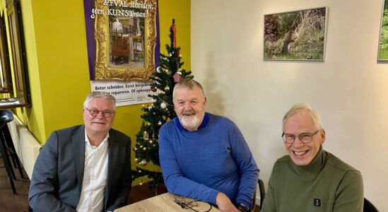 Op de foto vlnr: Wethouder Marcel Scheringa, Harry Renting, voorzitter van Stichting Duurzaamheid Steenwijkerland en John van de Poll, penningmeester van de stichting.