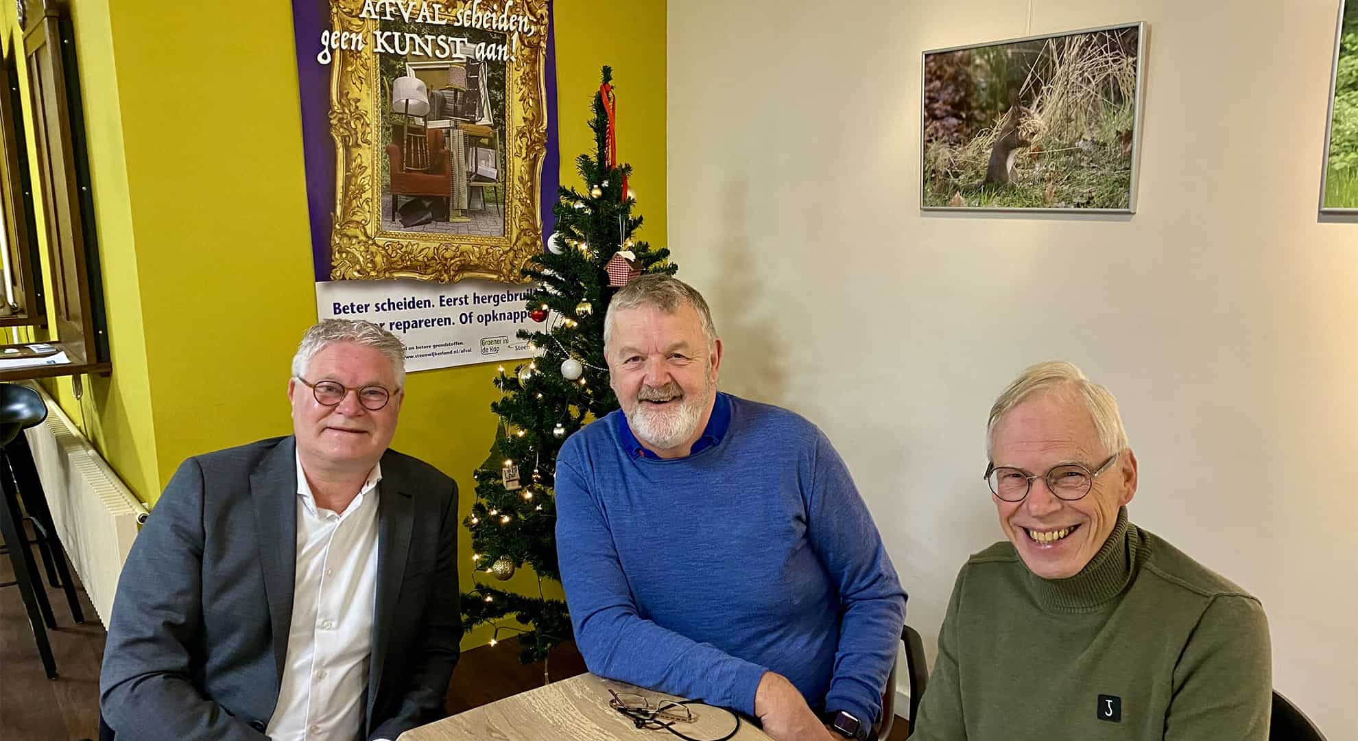 Op de foto vlnr: Wethouder Marcel Scheringa, Harry Renting, voorzitter van Stichting Duurzaamheid Steenwijkerland en John van de Poll, penningmeester van de stichting.