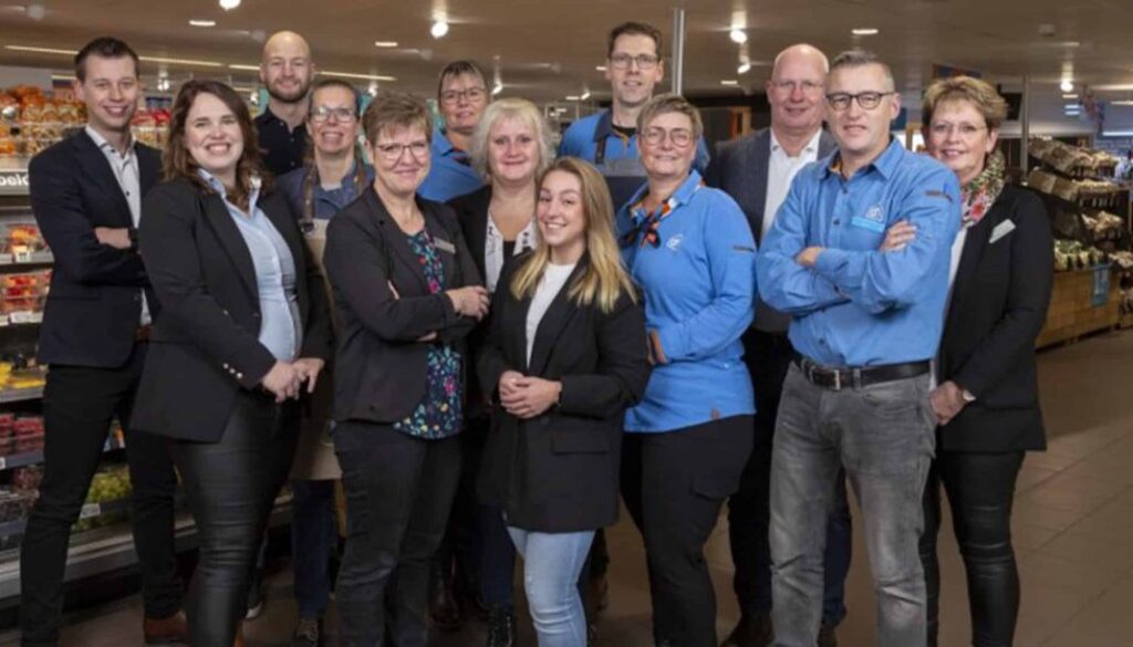 800_hetteamvanalbertheijnsteenwijkkijktuitnaardeopeningvanhunnieuwewinkel.fotondashalbertheijnandriesvanderree