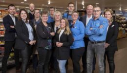 800_hetteamvanalbertheijnsteenwijkkijktuitnaardeopeningvanhunnieuwewinkel.fotondashalbertheijnandriesvanderree