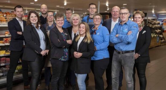 800_hetteamvanalbertheijnsteenwijkkijktuitnaardeopeningvanhunnieuwewinkel.fotondashalbertheijnandriesvanderree