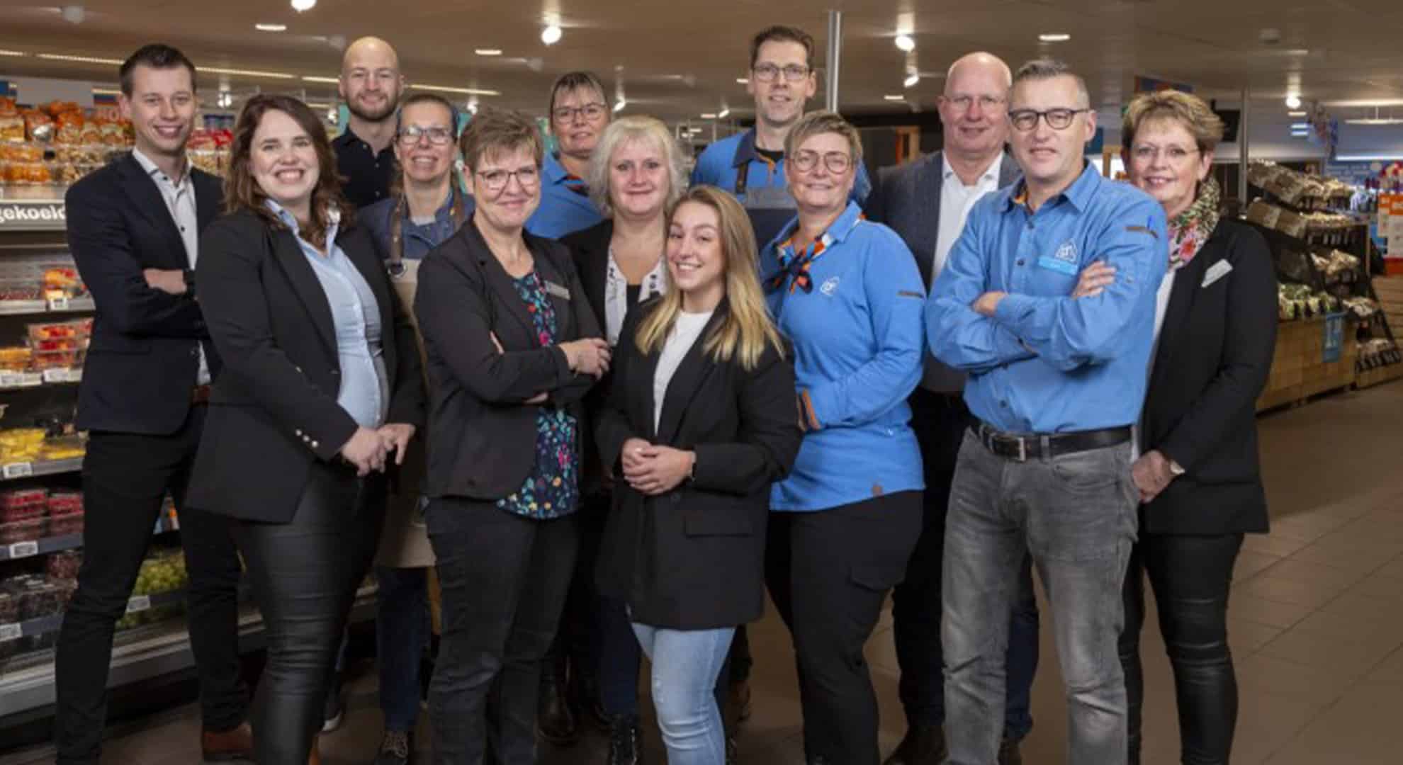 800_hetteamvanalbertheijnsteenwijkkijktuitnaardeopeningvanhunnieuwewinkel.fotondashalbertheijnandriesvanderree