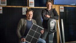 Foto Besparen in de Kop - Jan van der Kamp (BespaarPartner) en Jurgen Kok (Kok Isoleren) – Foto Martine Sprangers