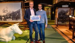 Museum-de-Proefkolonie-ontvangt-een-schenking-van-400.000-euro-uit-handen-van-Jeroen-Branderhorst-van-de-VriendenLoterij