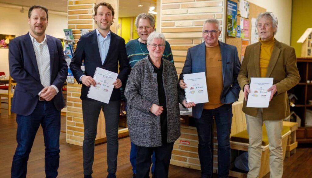 Marcel van Halteren, directeur-bestuurder van Woonconcept, wethouder Melvin Smit van de gemeente Steenwijkerland, Miriam de Boer, voorzitter van huurdersvereniging Zwartewaterwiede, Willem Sommer, voorzitter van huurdersvereniging De Veste en Marcel Timmerman, directeur-bestuurder van Wetland Wonen zetten hun handtekening onder de Prestatieafspraken Steenwijkerland 2023 – 2027.