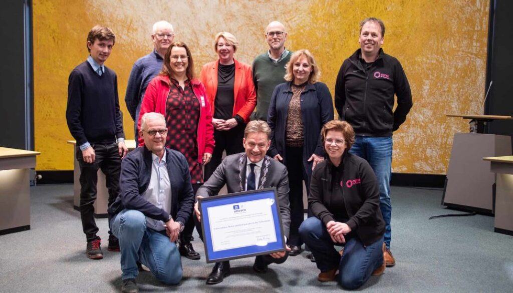Op de foto Han Knol en Claudia Lassche van corso Vollenhove, Hans Meijer en Jarno Wever van gondelvaart Belt-Schutsloot, Ronnie Rook en Leanne Spans van corso Sint Jansklooster, Dinie Toet en Wilfried Bakker van gondelvaart Giethoorn, burgemeester Rob Bats en wethouder Trijn Jongman