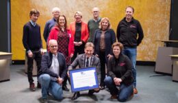 Op de foto Han Knol en Claudia Lassche van corso Vollenhove, Hans Meijer en Jarno Wever van gondelvaart Belt-Schutsloot, Ronnie Rook en Leanne Spans van corso Sint Jansklooster, Dinie Toet en Wilfried Bakker van gondelvaart Giethoorn, burgemeester Rob Bats en wethouder Trijn Jongman