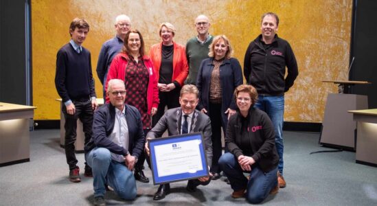 Op de foto Han Knol en Claudia Lassche van corso Vollenhove, Hans Meijer en Jarno Wever van gondelvaart Belt-Schutsloot, Ronnie Rook en Leanne Spans van corso Sint Jansklooster, Dinie Toet en Wilfried Bakker van gondelvaart Giethoorn, burgemeester Rob Bats en wethouder Trijn Jongman