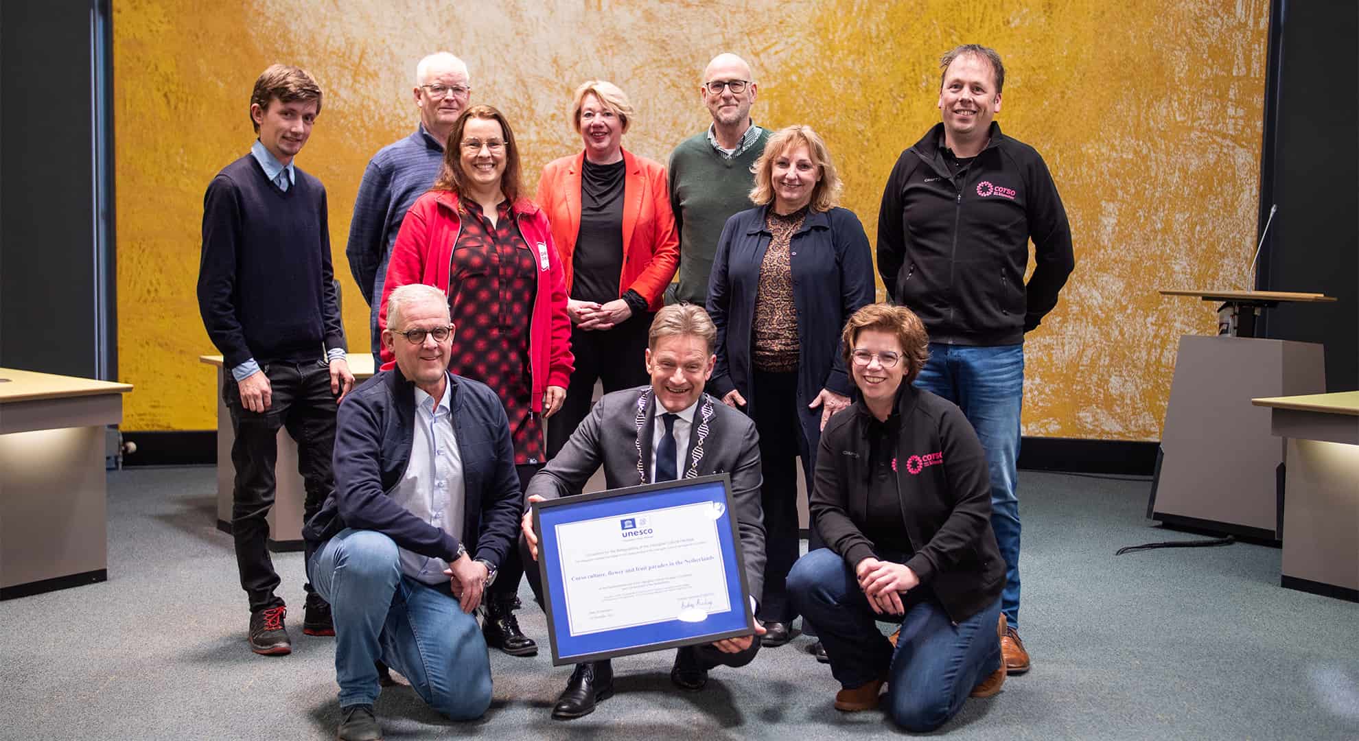 Op de foto Han Knol en Claudia Lassche van corso Vollenhove, Hans Meijer en Jarno Wever van gondelvaart Belt-Schutsloot, Ronnie Rook en Leanne Spans van corso Sint Jansklooster, Dinie Toet en Wilfried Bakker van gondelvaart Giethoorn, burgemeester Rob Bats en wethouder Trijn Jongman
