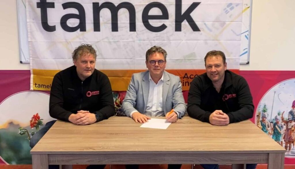 Op de foto: John Mondria (Tamek), Hoege Heetebrij (voorzitter COV), Egbert Lassche (commissie PR en Sponsoring).