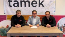 Op de foto: John Mondria (Tamek), Hoege Heetebrij (voorzitter COV), Egbert Lassche (commissie PR en Sponsoring).