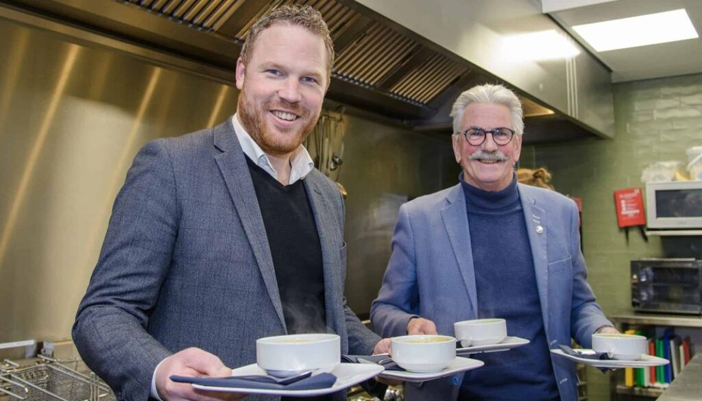 Foto v.l.n.r gedeputeerde Roy de Witte en statenlid Fred Kerkhof in de keuken van De Enk in Zwolle